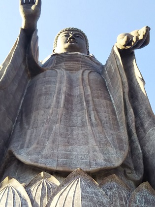 牛久大仏 正面 足元から