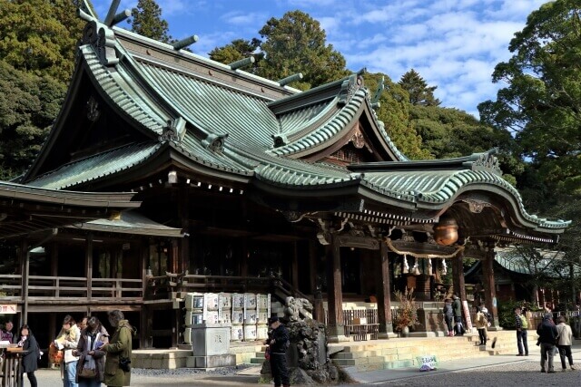 筑波山神社の境内　拝殿前　参拝者