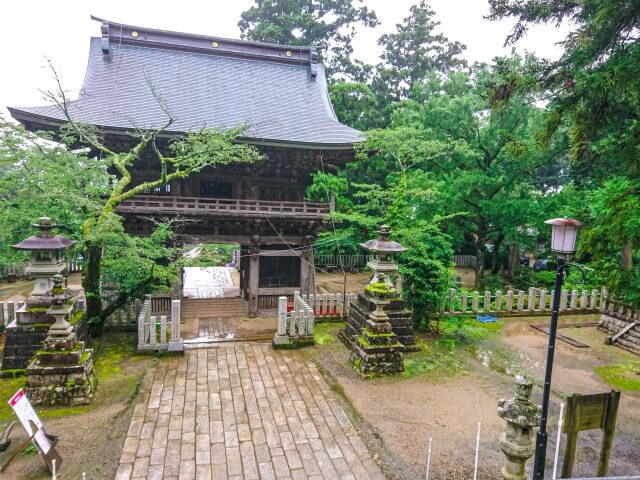 筑波山神社　境内　随神門の内側　立派な門