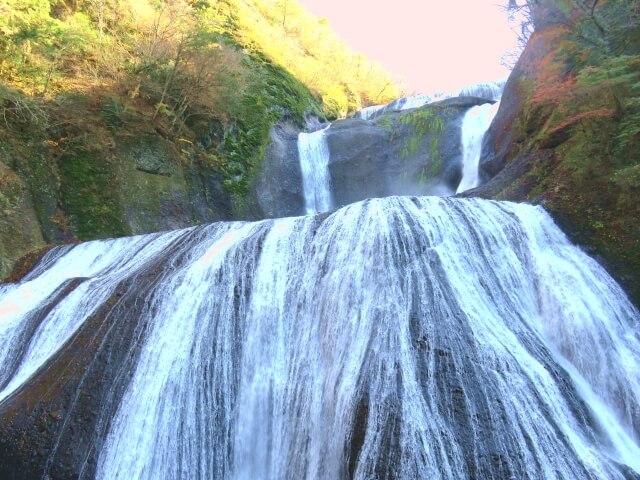 袋田の滝 紅葉 見頃はいつ 21年の基本情報や見所おすすめのプランも紹介 茨城観光 グルメ情報ブログ イバトリ