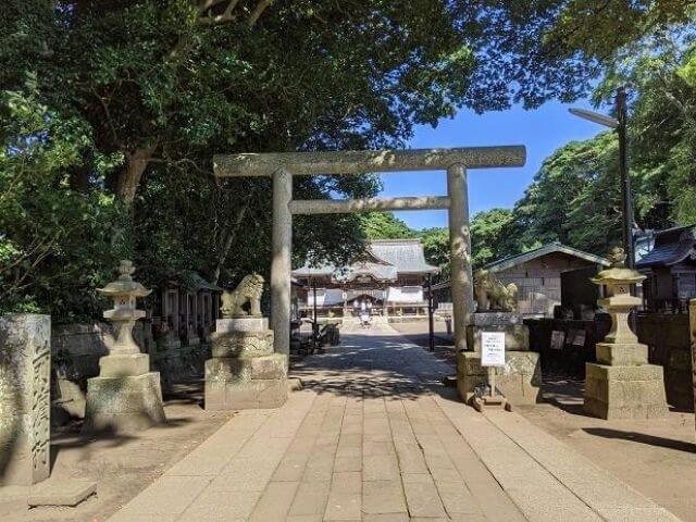 酒列磯前神社　二の鳥居　参道　狛犬
