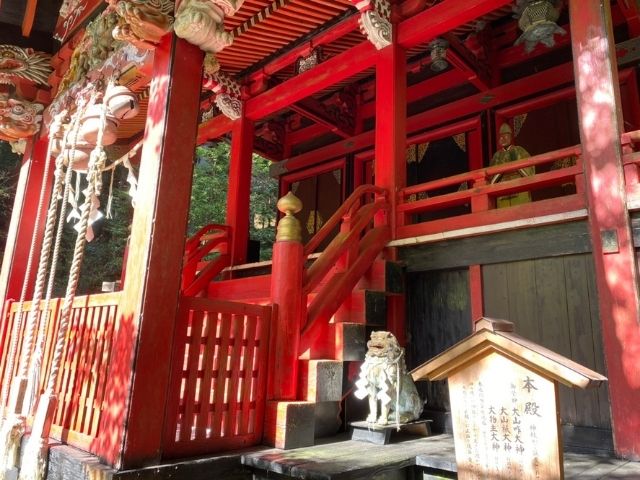 花園神社　ご本殿　木製の狛犬