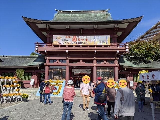 笠間の菊まつり　笠間稲荷神社の楼門前
