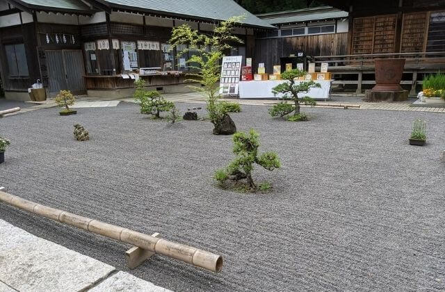 吉田神社　拝殿前の枯山水庭園と社務所